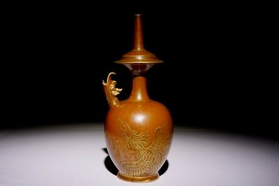 Un kundika en porcelaine de Chine monochrome persimmon à décor doré applique, 18/19ème