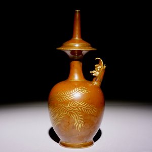 Un kundika en porcelaine de Chine monochrome persimmon à décor doré applique, 18/19ème — photo 3