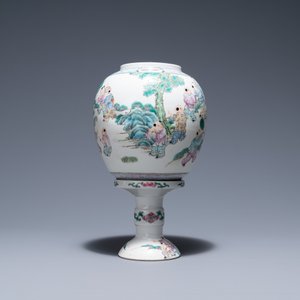 Un lanterne en porcelaine de Chine famille rose à décor de garçons jouants, République — photo 3
