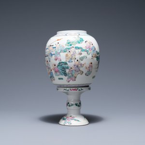 Un lanterne en porcelaine de Chine famille rose à décor de garçons jouants, République — photo 4