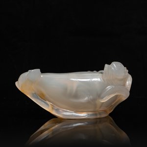 Un lave-pinceaux en agate en forme de pêche, Qing — photo 2
