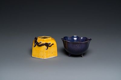Un lave-pinceaux en biscuit émaillé jaune et un compte-gouttes en porcelaine de Chine en aubergine monochrome, Kangxi