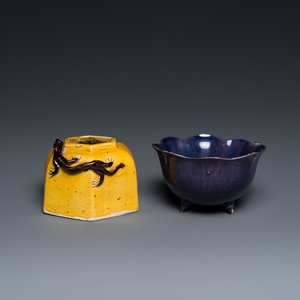 Un lave-pinceaux en biscuit émaillé jaune et un compte-gouttes en porcelaine de Chine en aubergine monochrome, Kangxi — photo 1