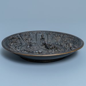 Un lave-pinceaux en bronze laqué à décor d'animaux marins, marque de Xuande et daté 1428 — photo 1