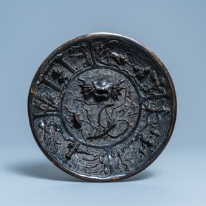 Un lave-pinceaux en bronze laqué à décor d'animaux marins, marque de Xuande et daté 1428 — photo 2