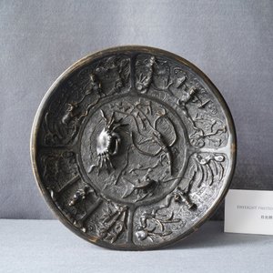 Un lave-pinceaux en bronze laqué à décor d'animaux marins, marque de Xuande et daté 1428 — photo 4