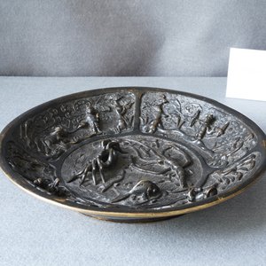 Un lave-pinceaux en bronze laqué à décor d'animaux marins, marque de Xuande et daté 1428 — photo 6