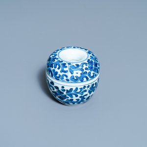 Un lave-pinceaux en deux pièces en porcelaine de Chine en bleu et blanc, Kangxi — photo 1