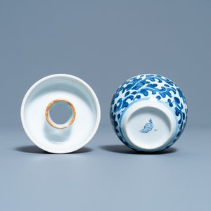 Un lave-pinceaux en deux pièces en porcelaine de Chine en bleu et blanc, Kangxi — photo 7