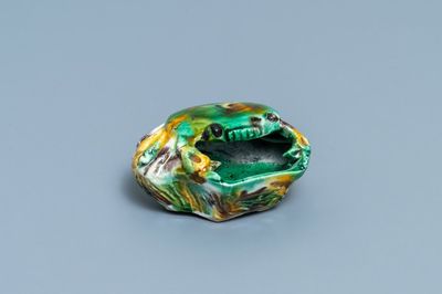 Un lave-pinceaux en forme de crabe en porcelaine de Chine à émail sancai, Kangxi