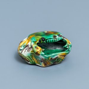 Un lave-pinceaux en forme de crabe en porcelaine de Chine à émail sancai, Kangxi — photo 1