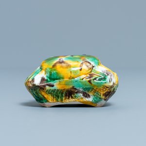Un lave-pinceaux en forme de crabe en porcelaine de Chine à émail sancai, Kangxi — photo 4