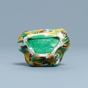 Un lave-pinceaux en forme de crabe en porcelaine de Chine à émail sancai, Kangxi — photo 7