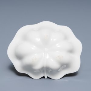 Un lave-pinceaux en forme de feuille de lotus en porcelaine blanc de Chine de Dehua sur socle, Kangxi — photo 6
