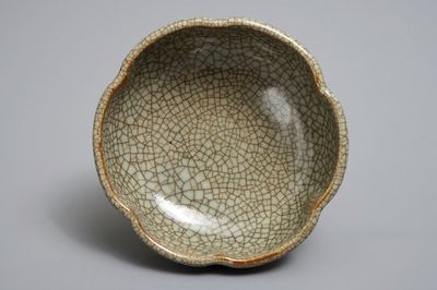 Un lave-pinceaux en forme de fleur en porcelaine de Chine de type Ge, 18/19ème