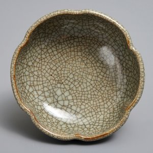Un lave-pinceaux en forme de fleur en porcelaine de Chine de type Ge, 18/19ème — photo 1