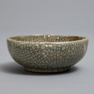 Un lave-pinceaux en forme de fleur en porcelaine de Chine de type Ge, 18/19ème — photo 2