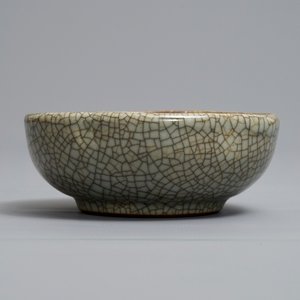 Un lave-pinceaux en forme de fleur en porcelaine de Chine de type Ge, 18/19ème — photo 4