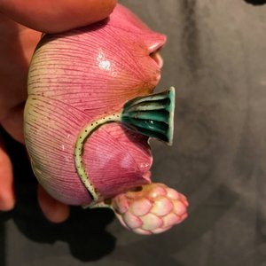 Un lave-pinceaux en forme de fleur et un repose-pinceaux en porcelaine de Chine famille rose, 19ème — photo 13