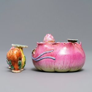 Un lave-pinceaux en forme de fleur et un repose-pinceaux en porcelaine de Chine famille rose, 19ème — photo 4
