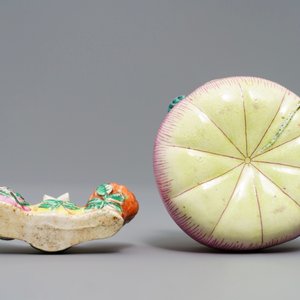 Un lave-pinceaux en forme de fleur et un repose-pinceaux en porcelaine de Chine famille rose, 19ème — photo 5