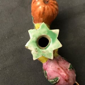 Un lave-pinceaux en forme de fleur et un repose-pinceaux en porcelaine de Chine famille rose, 19ème — photo 7