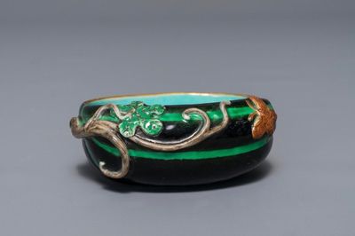 Un lave-pinceaux en forme de melon en porcelaine de Chine à fond noir, 18/19ème