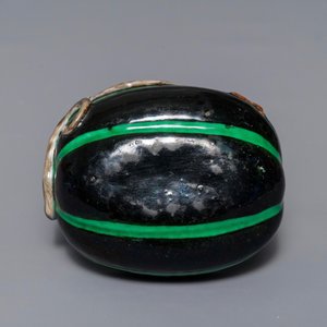 Un lave-pinceaux en forme de melon en porcelaine de Chine à fond noir, 18/19ème — photo 8