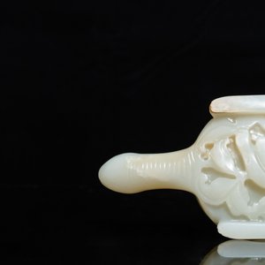 Un lave-pinceaux en forme de tortue en jade céladon pâle, Chine, 18/19ème — photo 8