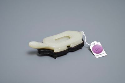 Un lave-pinceaux en forme de tortue en jade céladon pâle, Chine, 18/19ème