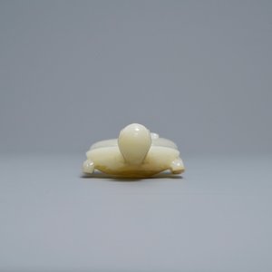 Un lave-pinceaux en forme de tortue en jade céladon pâle, Chine, 18/19ème — photo 3