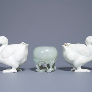 Un lave-pinceaux en jade céladon et une paire de canards en jade blanc, 19ème et 20ème — photo 4