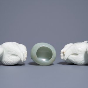 Un lave-pinceaux en jade céladon et une paire de canards en jade blanc, 19ème et 20ème — photo 7