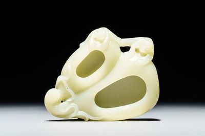 Un lave-pinceaux en jade céladon figurant des singes sur des pêches, 19/20ème