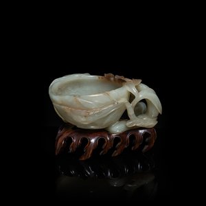 Un lave-pinceaux en jade en forme de pêche, Qing — photo 1