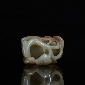 Un lave-pinceaux en jade en forme de pêche, Qing — photo 3
