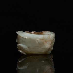 Un lave-pinceaux en jade en forme de pêche, Qing — photo 5