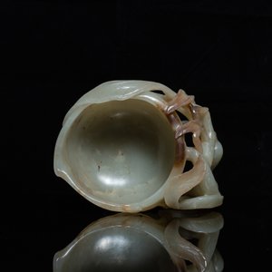 Un lave-pinceaux en jade en forme de pêche, Qing — photo 6