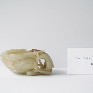 Un lave-pinceaux en jade en forme de pêche, Qing — photo 8