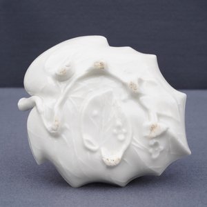Un lave-pinceaux en porcelaine blanc de Chine de Dehua en forme de feuille, Kangxi — photo 16