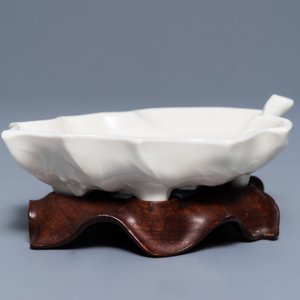 Un lave-pinceaux en porcelaine blanc de Chine de Dehua en forme de feuille, Kangxi — photo 2