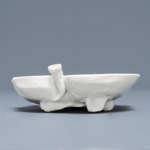 Un lave-pinceaux en porcelaine blanc de Chine de Dehua en forme de feuille, Kangxi — photo 6