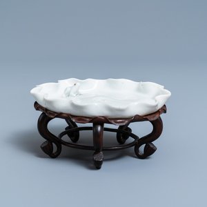 Un lave-pinceaux en porcelaine blanc de Chine figurant une grenouille sur fleur de lotus sur socle en bois sculpté, Chine, Kangxi/Yongzheng — photo 1