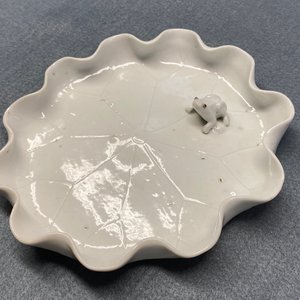 Un lave-pinceaux en porcelaine blanc de Chine figurant une grenouille sur fleur de lotus sur socle en bois sculpté, Chine, Kangxi/Yongzheng — photo 12
