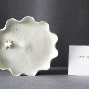 Un lave-pinceaux en porcelaine blanc de Chine figurant une grenouille sur fleur de lotus sur socle en bois sculpté, Chine, Kangxi/Yongzheng — photo 21