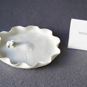Un lave-pinceaux en porcelaine blanc de Chine figurant une grenouille sur fleur de lotus sur socle en bois sculpté, Chine, Kangxi/Yongzheng — photo 23