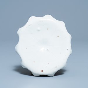 Un lave-pinceaux en porcelaine blanc de Chine figurant une grenouille sur fleur de lotus sur socle en bois sculpté, Chine, Kangxi/Yongzheng — photo 5