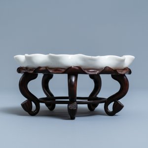Un lave-pinceaux en porcelaine blanc de Chine figurant une grenouille sur fleur de lotus sur socle en bois sculpté, Chine, Kangxi/Yongzheng — photo 6