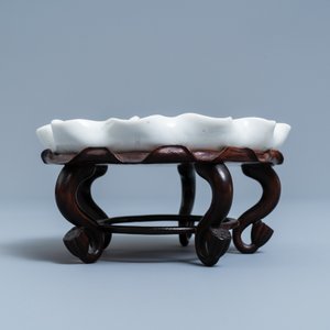 Un lave-pinceaux en porcelaine blanc de Chine figurant une grenouille sur fleur de lotus sur socle en bois sculpté, Chine, Kangxi/Yongzheng — photo 7