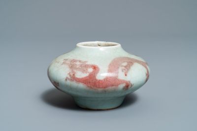 Un lave-pinceaux en porcelaine de Chine à décor d'un dragon en rouge de cuivre, 18/19ème
